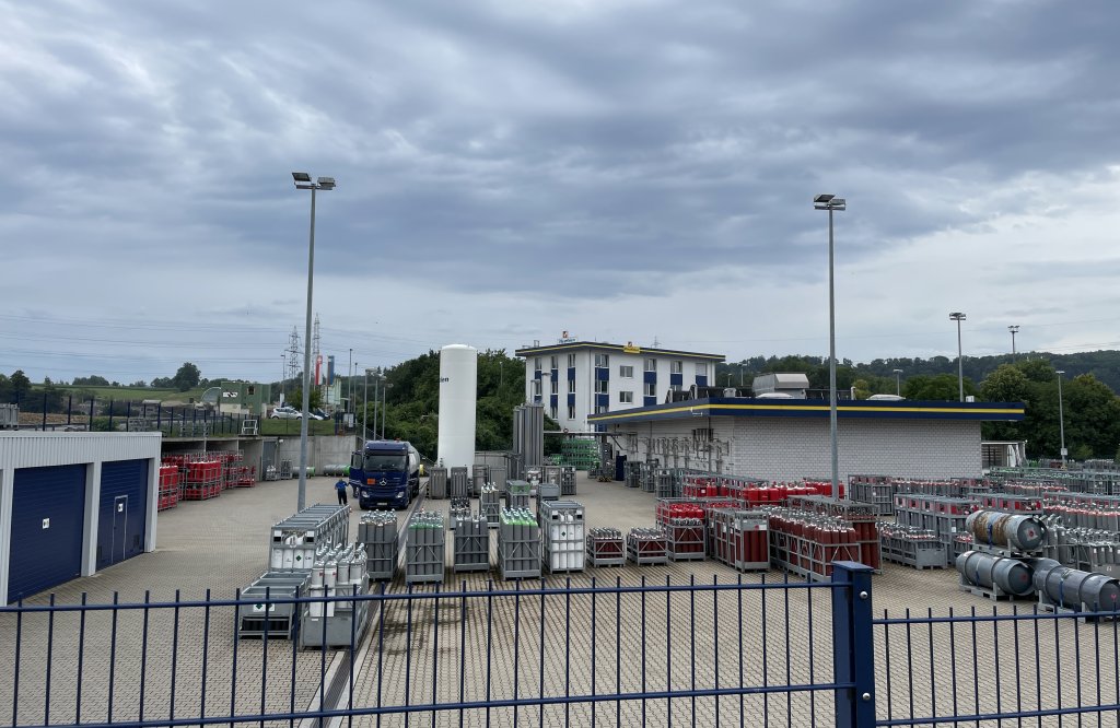 Blick aufs Gelände mit Bürogebäude