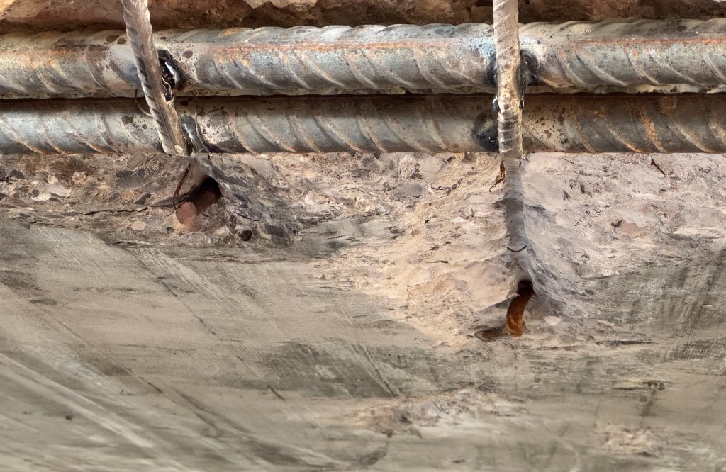 Schadstelle Beton und Bewehrung
