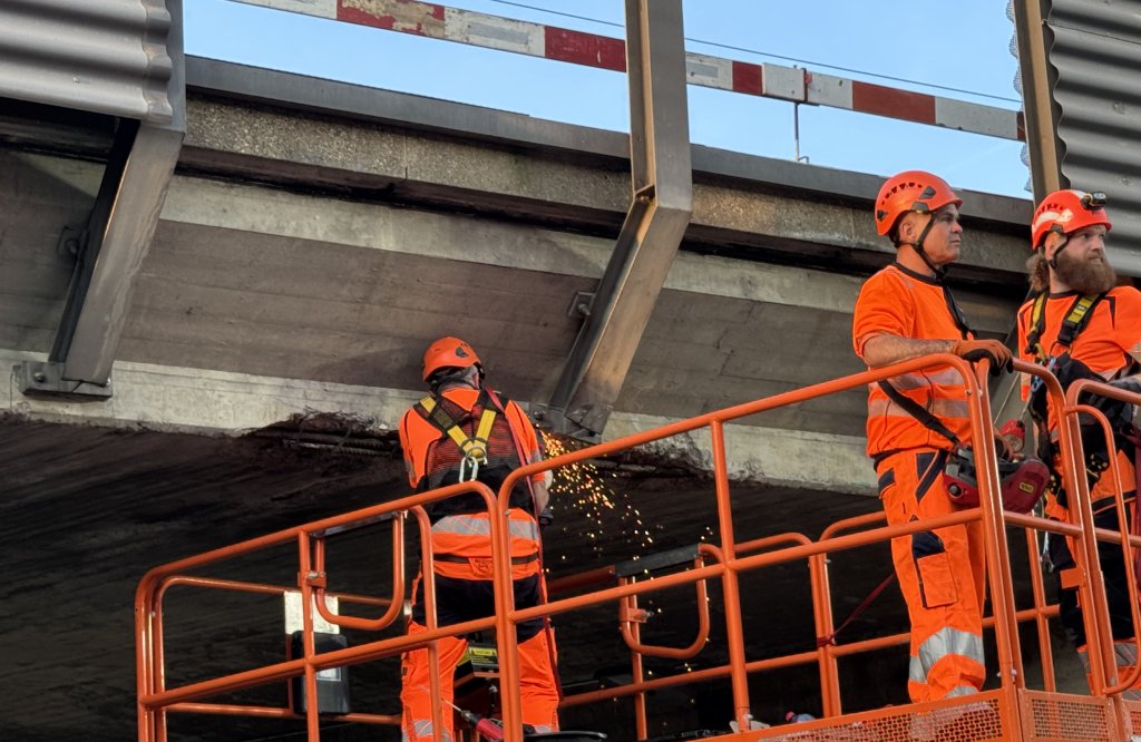 Schweissarbeiten am Träger der Lärmschutzwand