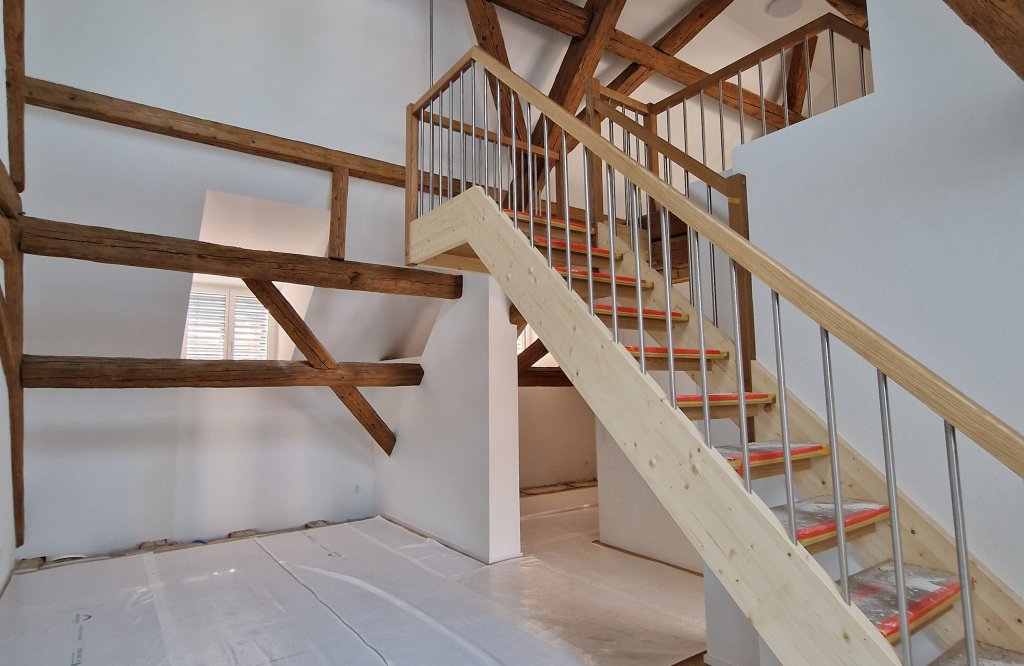 Treppe und Holzgebälk Adler Stein